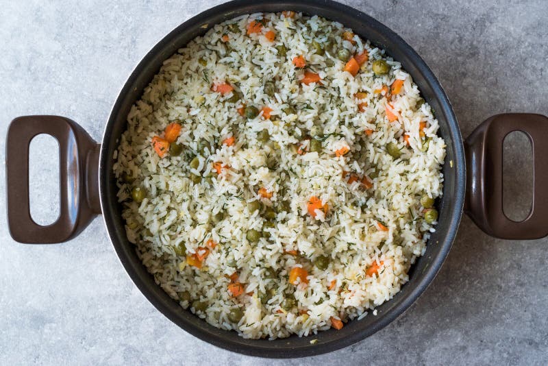 Arroz vegetal con los guisantes verdes, las zanahorias y el eneldo en pote/Pilav o pilaf foto de archivo Arroz vegetal con los guisantes verdes, las zanahorias y el eneldo en pote/Pilav o pilaf foto de archivo