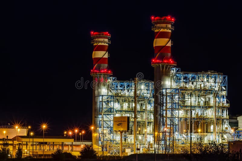 Arrubal, España - 21 de junio de 2014: Central eléctrica de ContourGlobal en la noche imágenes de archivo libres de regalías Arrubal, España - 21 de junio de 2014: Central eléctrica de ContourGlobal en la noche imágenes de archivo libres de regalías