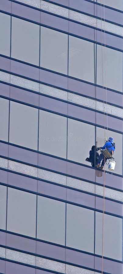 Janela Solitária Na Fachada Da Casa Bege Com Obturadores Verdes E Cor  Branca De Sotaque Com Telhas Escuras E Aberturas Foto de Stock - Imagem de  casa, material: 266656892