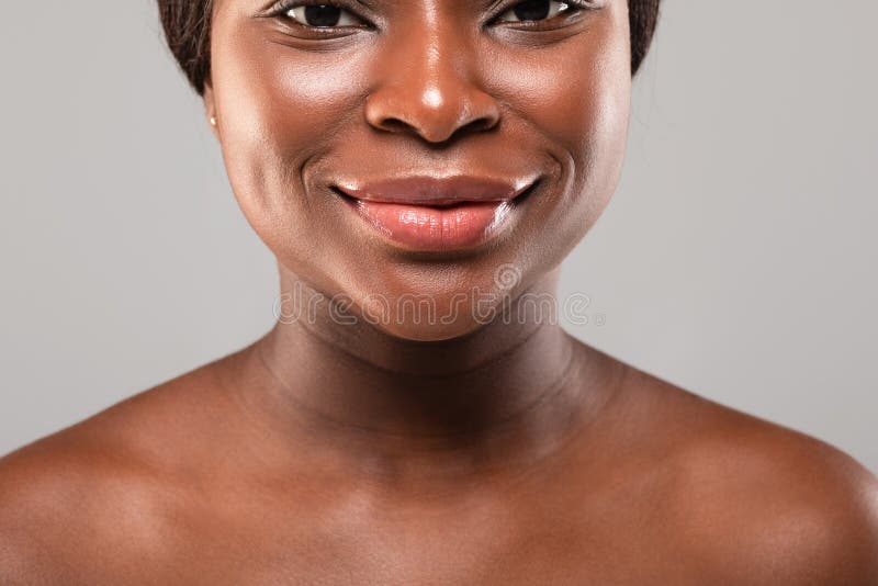 Arrugas Del Cuello. Primer Plano De Mujer Negra Sonriente Venus Aros En La Piel Imagen de archivo - Imagen de facial, manera: 217604789