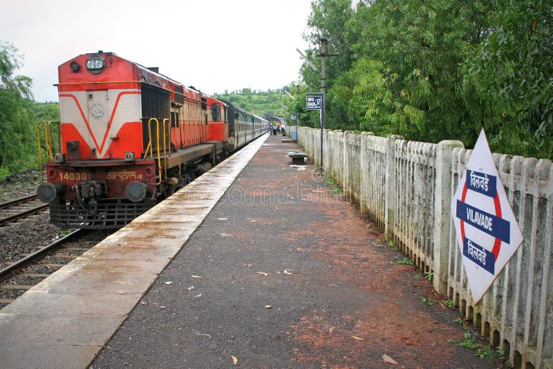 Arrêt de train express sur la ligne ferroviaire Konkan en Inde photographie stock