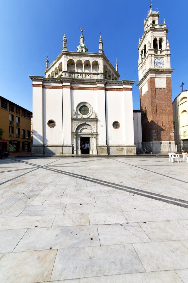 arsizio di busto nel marciapiede chiuso della torre del mattone della chiesa fotografia stock arsizio di busto nel marciapiede chiuso della torre del mattone della chiesa fotografia stock