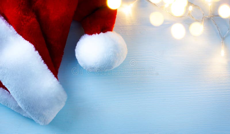Art Christmas bakgrund med Santa Claus hattar och jul tr