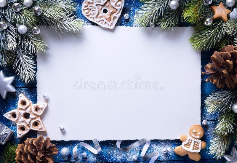 Art Christmas-Hintergrund mit Lebkuchenplätzchen und festlichem Dekorum