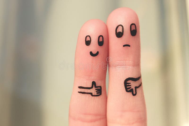 Art de doigt des couples Femme montrant les pouces et l'homme montrant des pouces vers le bas photo libre de droits Art de doigt des couples Femme montrant les pouces et l'homme montrant des pouces vers le bas photo libre de droits