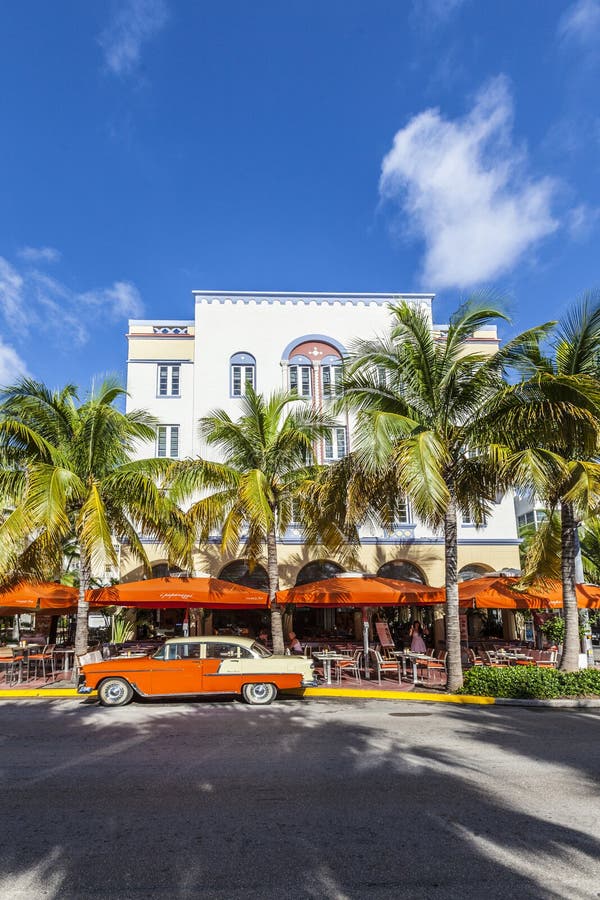 Art Deco Edison Hotel e un'automobile oldsmobile classica immagine stock libera da diritti Art Deco Edison Hotel e un'automobile oldsmobile classica immagine stock libera da diritti