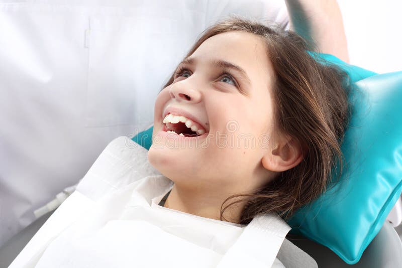 Art dentaire, enfant joyeux dans la chaise dentaire photographie stock libre de droits Art dentaire, enfant joyeux dans la chaise dentaire photographie stock libre de droits