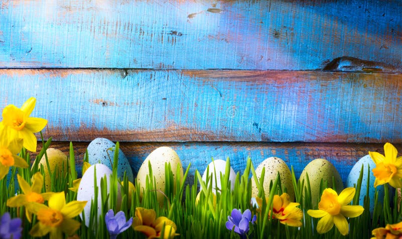 Art Easter Background med den easter ägg och våren blommar på gre royaltyfri fotografi Art Easter Background med den easter ägg och våren blommar på gre royaltyfri fotografi