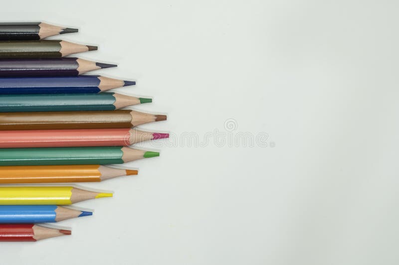 Art et concepts créatifs de dessin des crayons colorés de crayon avec la forme de triangle sur le fond blanc photographie stock Art et concepts créatifs de dessin des crayons colorés de crayon avec la forme de triangle sur le fond blanc photographie stock