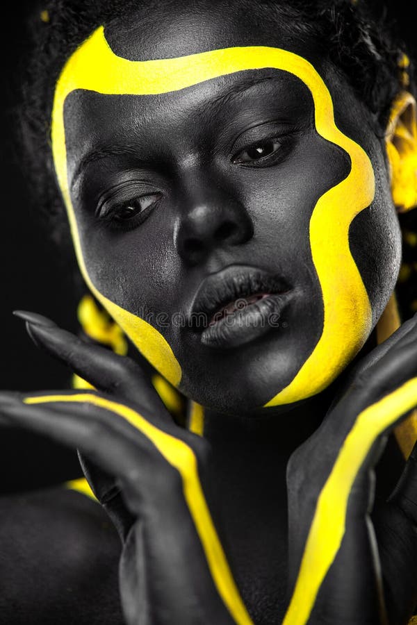 Woman with yellow and black face paint photo – Free Face paint