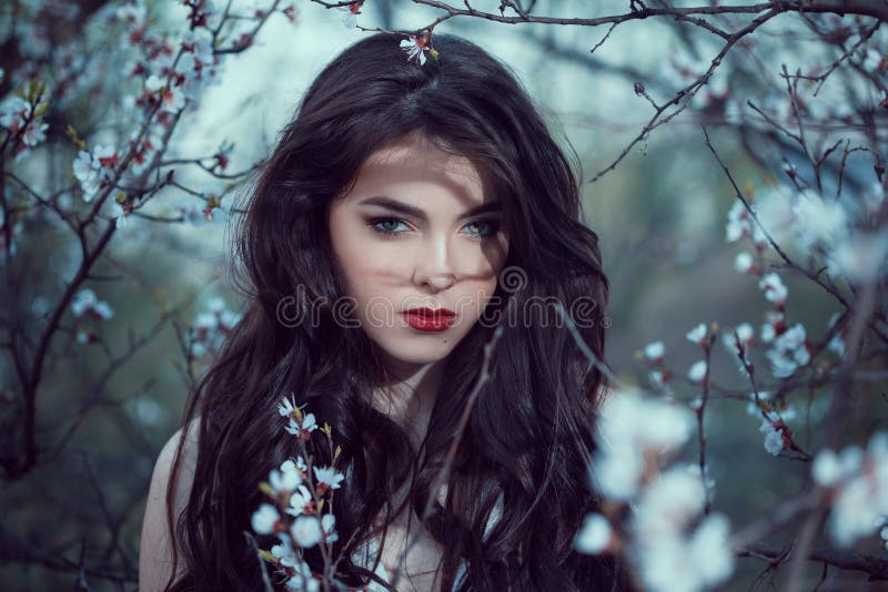 Art Fashion Spring Model Girl stående i nattskog fotografering för bildbyråer Art Fashion Spring Model Girl stående i nattskog fotografering för bildbyråer