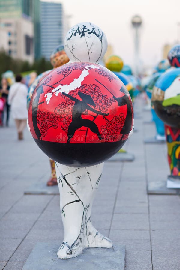 Art - installation, symbolisant des pays du monde astana kazakhstan photo stock Art - installation, symbolisant des pays du monde astana kazakhstan photo stock
