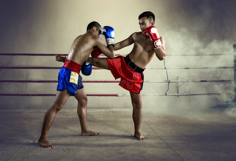 Art martial thaïlandais de combattant d'homme de boxe de Muay Thaïlande image libre de droits Art martial thaïlandais de combattant d'homme de boxe de Muay Thaïlande image libre de droits