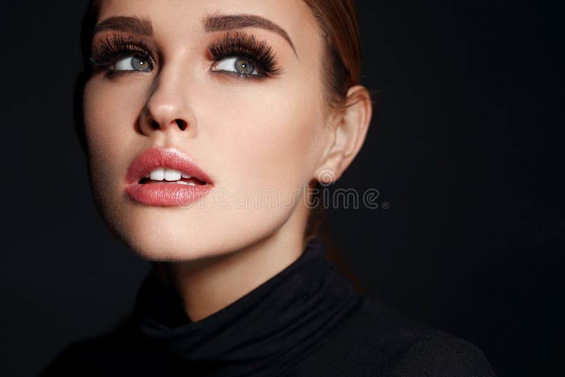Art und Weiseverfassung Schöne Frau mit Make-up, lange Wimpern lizenzfreies stockfoto