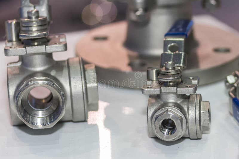 Art zwei von Metallkugelventilen zu zur Steuerung des Datenflusses in industriellem an der Fabrik stockfotografie Art zwei von Metallkugelventilen zu zur Steuerung des Datenflusses in industriellem an der Fabrik stockfotografie