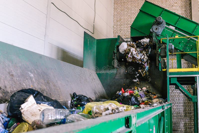 Artabfall auf der Anlage Abfall an der ersten Phase der Verarbeitung Der Prozess des Trennens des Abfalls in einem Behälter lizenzfreies stockfoto Artabfall auf der Anlage Abfall an der ersten Phase der Verarbeitung Der Prozess des Trennens des Abfalls in einem Behälter lizenzfreies stockfoto