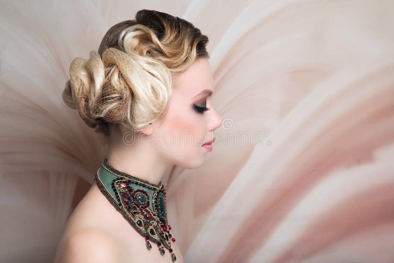 A arte da cara da beleza da mulher compõe foto de stock royalty free A arte da cara da beleza da mulher compõe foto de stock royalty free