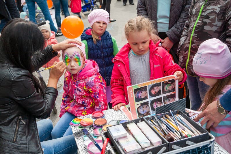 Arte de cuerpo en la cara de una niña, celebración del día de Rusia imagen de archivo Arte de cuerpo en la cara de una niña, celebración del día de Rusia imagen de archivo