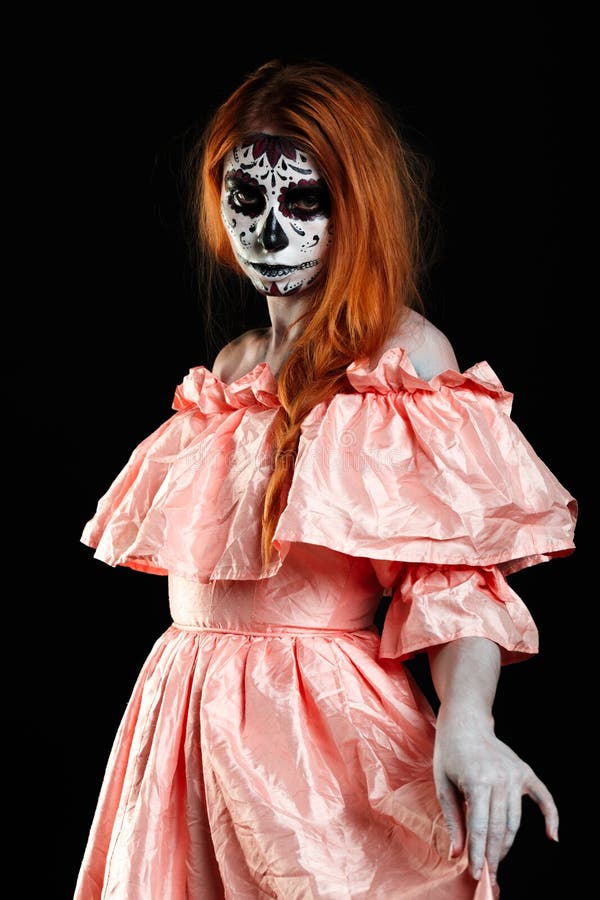 Arte de cuerpo mexicano Dios de la muerte Muchacha del pelirrojo en vestido amelocotonado Monstruo de la mujer Maquillaje oscuro imagenes de archivo Arte de cuerpo mexicano Dios de la muerte Muchacha del pelirrojo en vestido amelocotonado Monstruo de la mujer Maquillaje oscuro imagenes de archivo