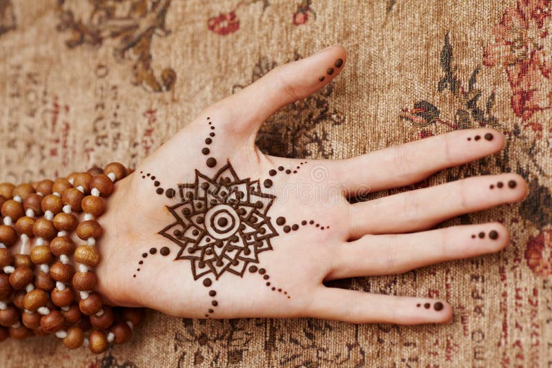 The Indian pattern is drawn a girl. Mehandi. The Indian pattern is drawn a girl. Mehandi