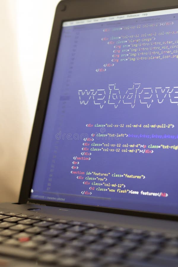 Arte de la frase ASCII del desarrollo web dentro del código real del HTML imagen de archivo