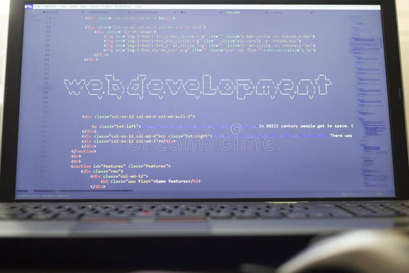 Arte de la frase ASCII del desarrollo web dentro del código real del HTML imagen de archivo