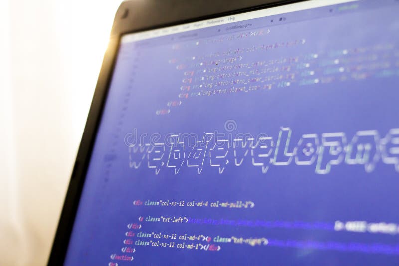 Arte de la frase ASCII del desarrollo web dentro del código real del HTML fotos de archivo
