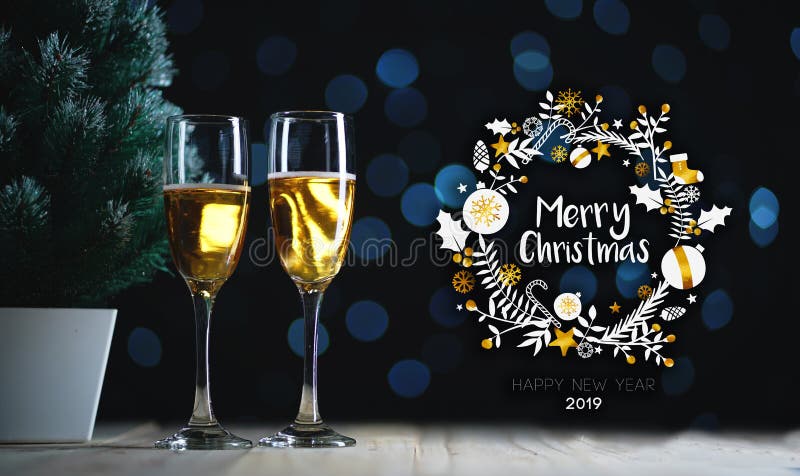 Arte de la tipografía de la Feliz Navidad Dos vidrios de Champán y de Sma imagen de archivo libre de regalías Arte de la tipografía de la Feliz Navidad Dos vidrios de Champán y de Sma imagen de archivo libre de regalías