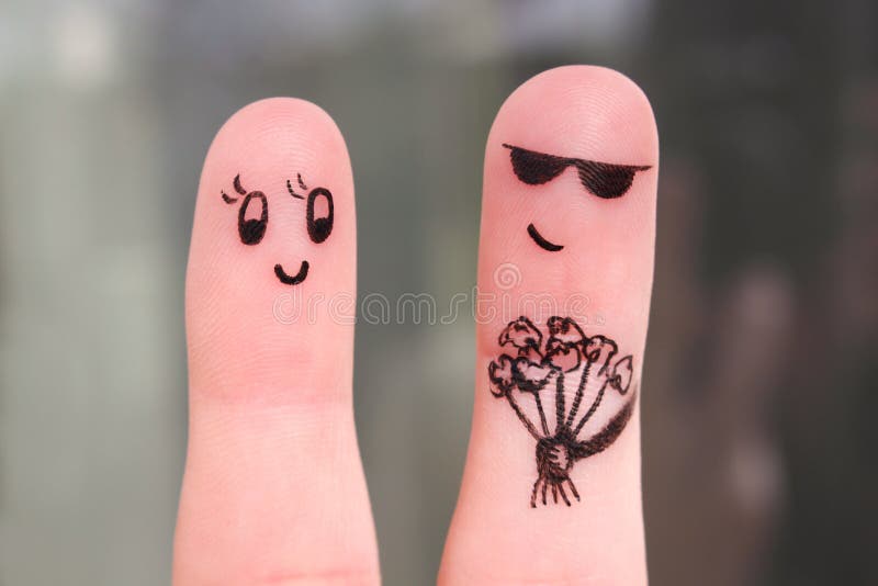 Arte del dito delle coppie felici L'uomo sta dando i fiori