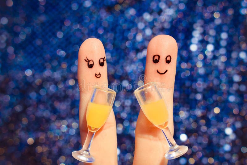 Arte del dito di una coppia felice Coppie che fanno buonumore Due vetri di champagne