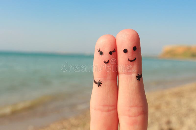 Arte del dito di una coppia felice L'uomo e la donna hanno un resto sul mare della spiaggia L'uomo e la donna abbracciano sul mar fotografie stock libere da diritti Arte del dito di una coppia felice L'uomo e la donna hanno un resto sul mare della spiaggia L'uomo e la donna abbracciano sul mar fotografie stock libere da diritti
