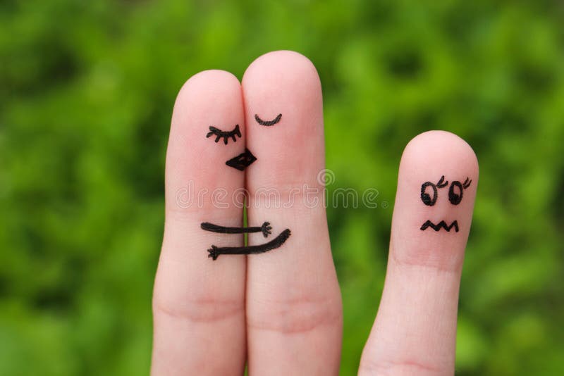 Arte del dito di una coppia felice Le coppie felici che baciano e che abbracciano la ragazza è gelosa ed arrabbiata