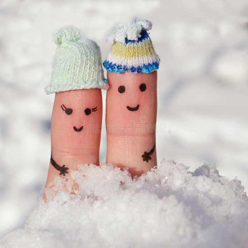 Arte del dito di una coppia felice sui precedenti di neve