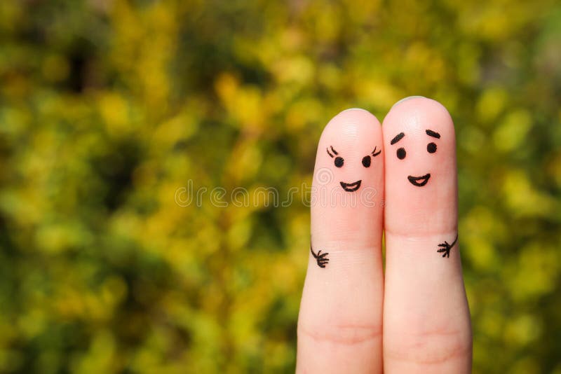Arte del finger de un par feliz Un hombre y una mujer abrazan en el fondo de hojas amarillas