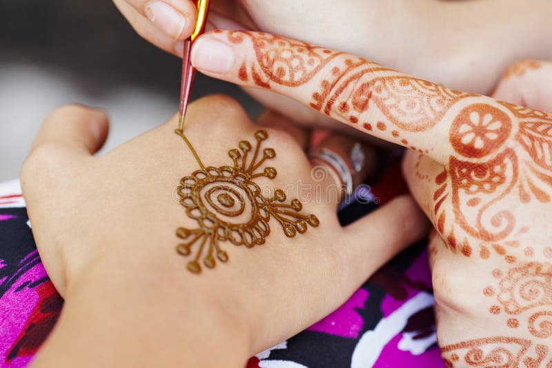 Mano Con Il Mehendi Del Henn&egrave; Del Tatuaggio Del Modello Della Mandala