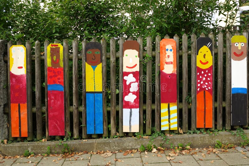 Arte del niño exhibido en la cerca de madera fotografía de archivo Arte del niño exhibido en la cerca de madera fotografía de archivo