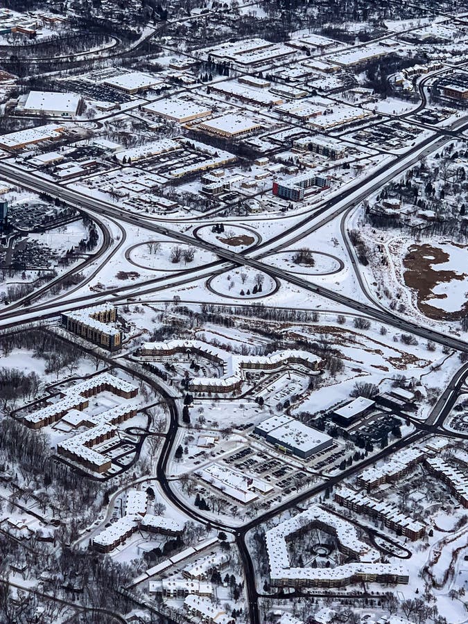 Arte di neve: Città con vista aerea coperta da neve che delinea un complesso interscambio stradale immagine stock libera da diritti Arte di neve: Città con vista aerea coperta da neve che delinea un complesso interscambio stradale immagine stock libera da diritti