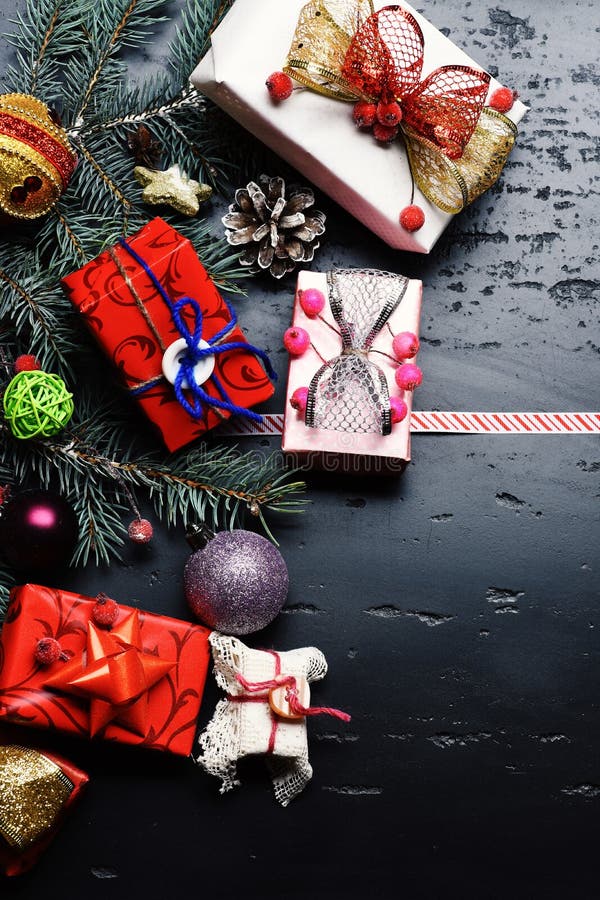 Arte do feriado e conceito do Xmas Ramos de árvore do abeto com bagas fotos de stock Arte do feriado e conceito do Xmas Ramos de árvore do abeto com bagas fotos de stock
