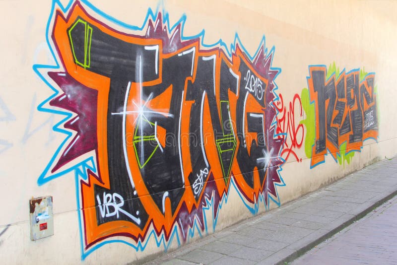 Arte e graffiti della via nella vecchia città di Vilnius, Lituania fotografia stock Arte e graffiti della via nella vecchia città di Vilnius, Lituania fotografia stock
