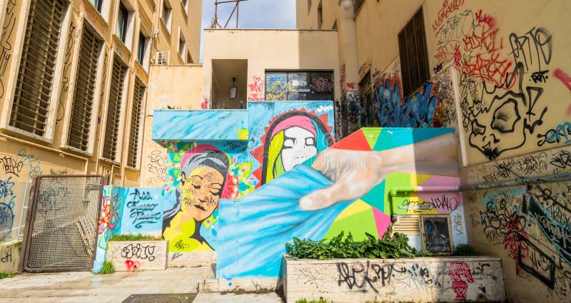Arte e graffiti della via sulla parete a Potenza, Italia immagini stock Arte e graffiti della via sulla parete a Potenza, Italia immagini stock