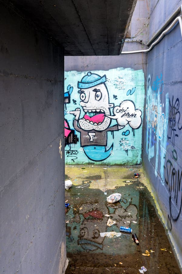 Arte e graffiti della via sulla parete a Potenza, Italia fotografie stock Arte e graffiti della via sulla parete a Potenza, Italia fotografie stock