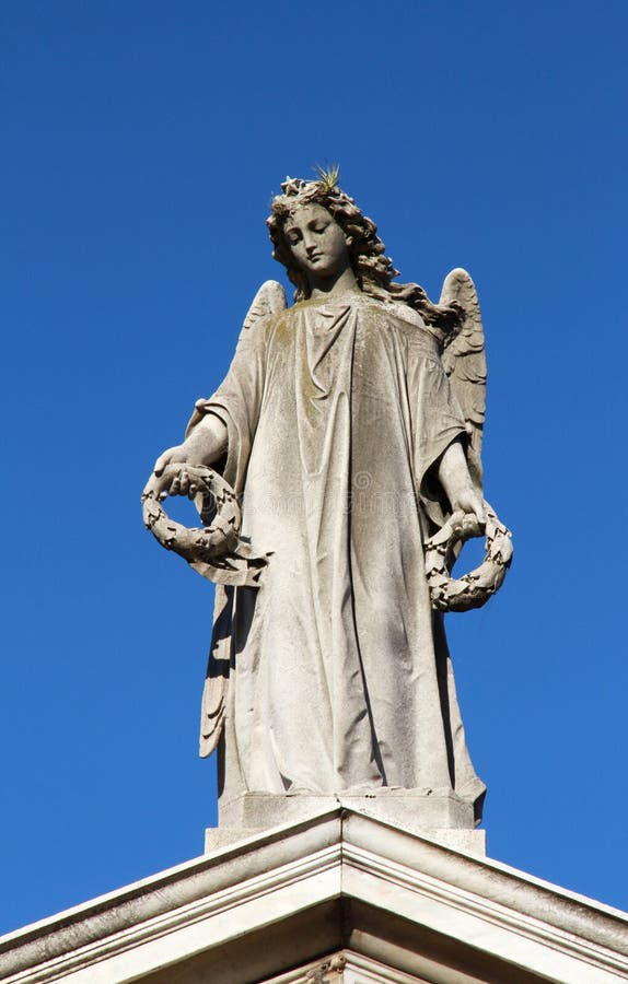 Angelo con le corone in statua della femmina delle mani. Dolore e memoria. fotografia stock libera da diritti Angelo con le corone in statua della femmina delle mani. Dolore e memoria. fotografia stock libera da diritti