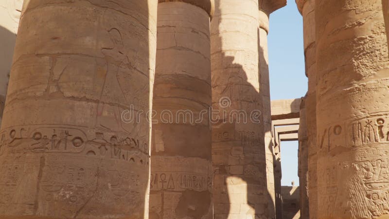 Arte egipcio. columnas con jeroglíficos en el templo de karnak