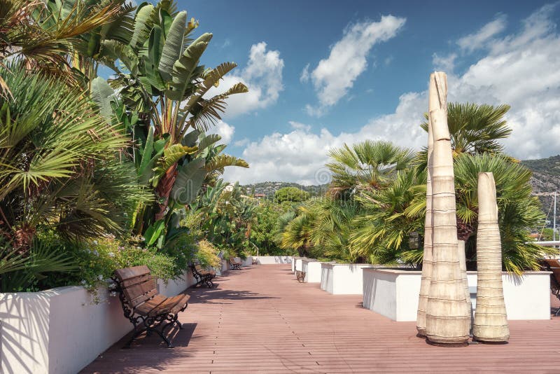 Arte moderna nel giardino della città situato accanto al porto francese di fotografie stock libere da diritti Arte moderna nel giardino della città situato accanto al porto francese di fotografie stock libere da diritti