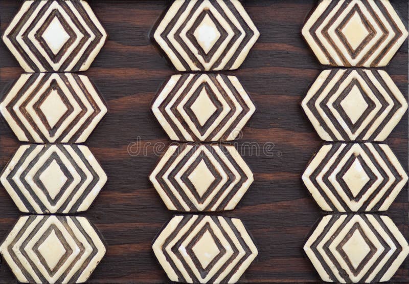 Arte tribale primitiva marrone &amp; trivet di legno dell'avorio