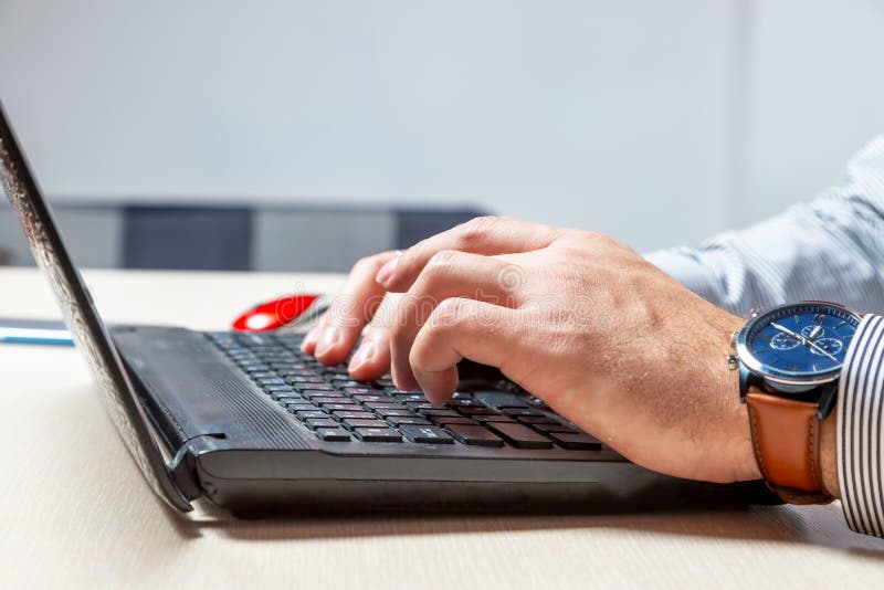 Arten eines Mannes auf der Tastatur Hände und Finger auf Knöpfen schließen oben stockbilder Arten eines Mannes auf der Tastatur Hände und Finger auf Knöpfen schließen oben stockbilder