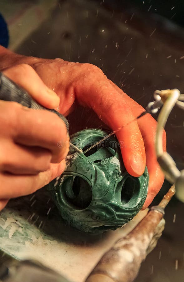 Artesano que trabaja en una bola del jade en una fábrica del jade cerca de Pekín China foto de archivo libre de regalías Artesano que trabaja en una bola del jade en una fábrica del jade cerca de Pekín China foto de archivo libre de regalías