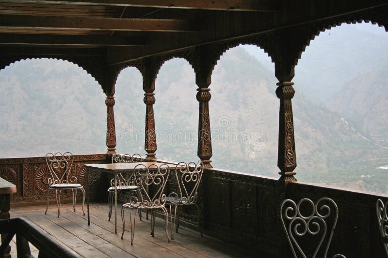 Artesanía en madera antigua en fortaleza en la opinión alejada del valle en himala indio