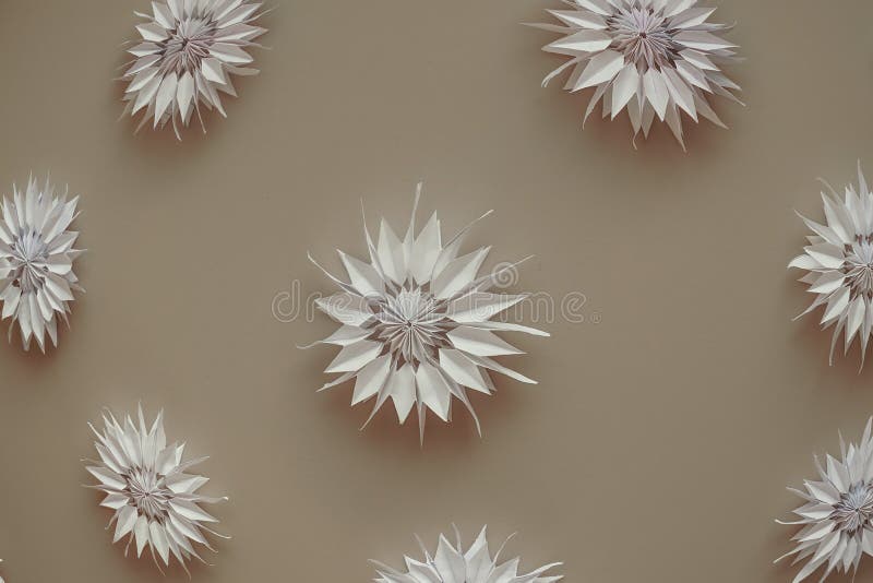 Artesanía infantil hecha de papel. flores de origami de papel y copos de nieve. desarrollo de la imaginación y la creatividad en los niños con retrasos en el desarrollo. foco selectivo