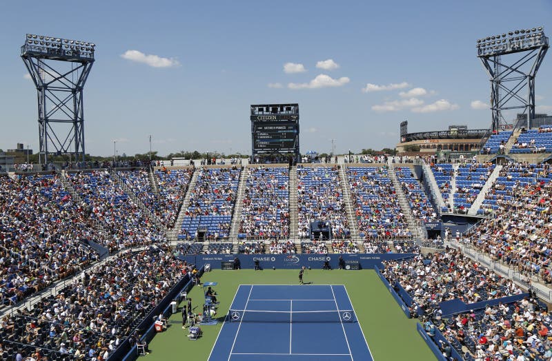 Arthur Ashe stadium podczas dopasowania przy us open 2014 przy Billie Cajgowego królewiątka tenisa Krajowym centrum zdjęcia royalty free Arthur Ashe stadium podczas dopasowania przy us open 2014 przy Billie Cajgowego królewiątka tenisa Krajowym centrum zdjęcia royalty free